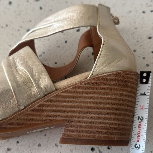 Sofft SAMOA Platino Metallic Leather Ruched Straps Sandals Wedge Heel Size 9.5M - Picture 7 of 13
